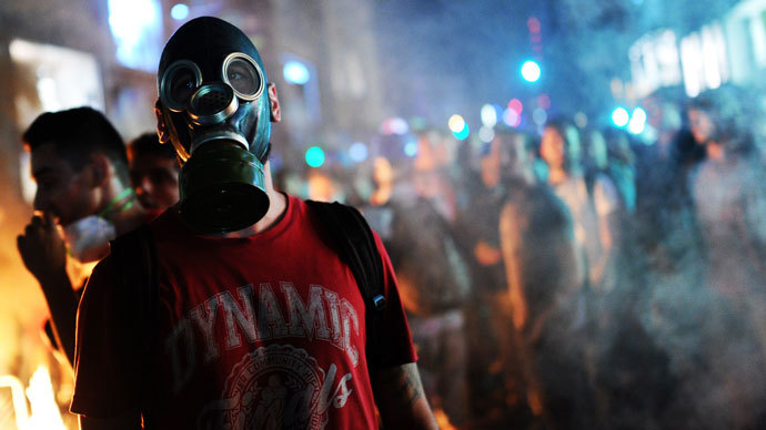 Protestors wait for riot policemen on September 12, 2013 at Kadikoy in Istanbul.(AFP Photo / Bulent Kilic)