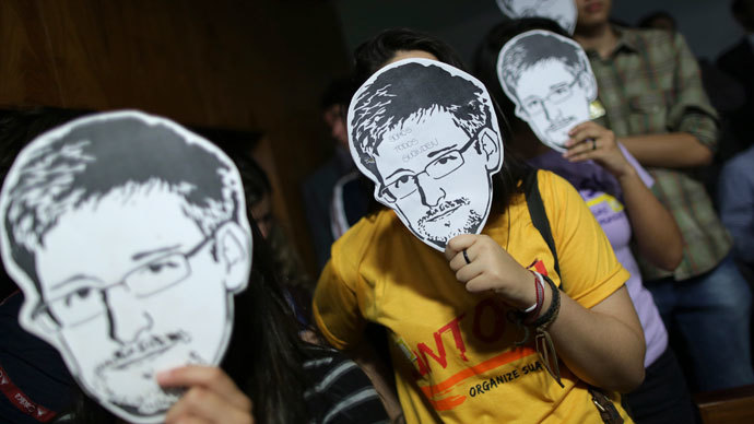 People use masks with pictures of former NSA contractor Edward Snowden masks during the testimonial of Glenn Greenwald, the American journalist who first published the documents leaked by Snowden, before a Brazilian Congressional committee on NSA's surveillance programs, in Brasilia August 6, 2013.(Reuters / Ueslei Marcelino)