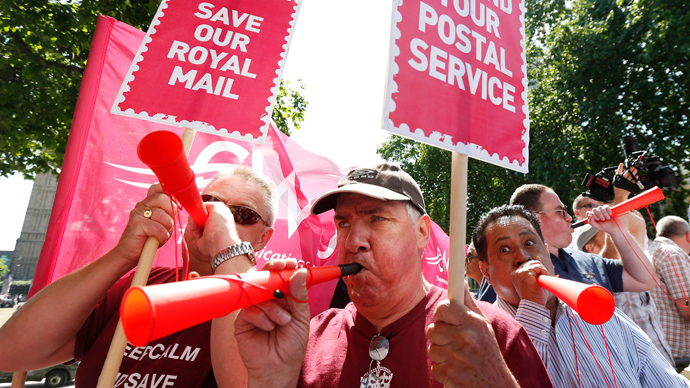 Postal workers travel aboard an open top bus as they campaign against the privatisation of the Royal Mail, London (Reuters / Suzanne Plunkett)