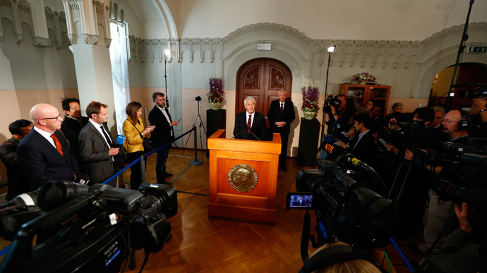 Chairman of the Norwegian Nobel Committee Thorbjorn Jagland announces the winner of the Nobel Peace Prize as committee secretary Geir Lundestad is pictured behind him at the Nobel Institute in Oslo October 11, 2013 (Reuters / Heiko Junge / NTB Scanpix)