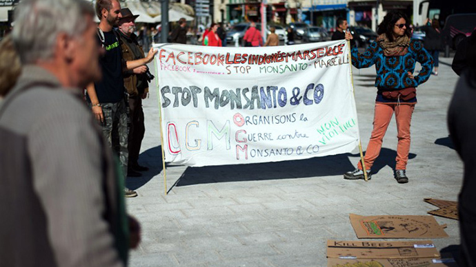 Anti-genetically modified foods (GMO) protestors demonstrate on October 12, 2013 against US agro-chemicals giant Monsanto in the southern French city of Marseille during a day of worlwide action against the company. Banner reads: "Organize War Against Monsanto." (AFP Photo / Bertrand Langlois)
