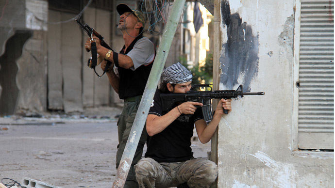 Rebel fighters hold a position on a front line in the Damascus suburb of Yalda on September 18, 2013 in Syria. (AFP Photo)