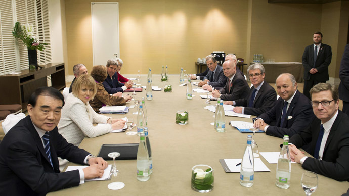 (From L, front to back) Chinese Vice Foreign Minister Li Baodong (L), EU High Representative for Foreign Affairs Catherine Ashton (3rd L), US Secretary of State John Kerry (4th L), and (from R, front to back) Germany's Foreign Minister Guido Westerwelle, French Foreign Minister Laurent Fabius, British Foreign Secretary William Hague (4th R) and Russian Foreign Minister Sergey Lavrov (5thR) speak together during the third day of closed-door nuclear talks in Geneva on November 9, 2013. (AFP Photo)