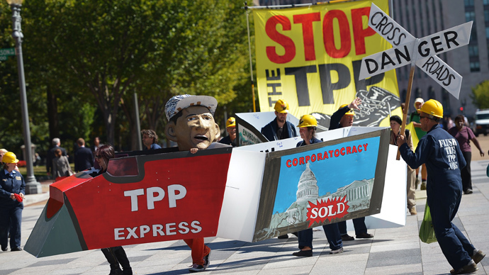 Demonstrators protesting against the Trans-Pacific Partnership (TPP) are seen on Pennsylvania Avenue, near the White House (AFP Photo / Mandel Ngan)