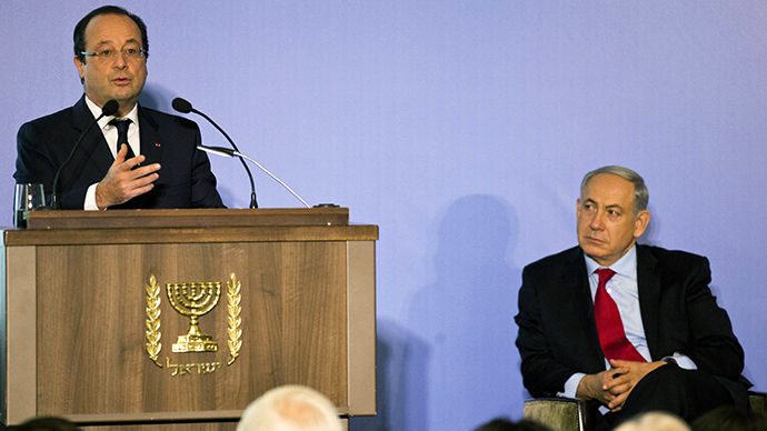 Israeli Prime Minister Benjamin Netanyahu (R) listens to French President Francois Hollande's speech on November 19, 2013. (AFP Photo / Jack Guez)