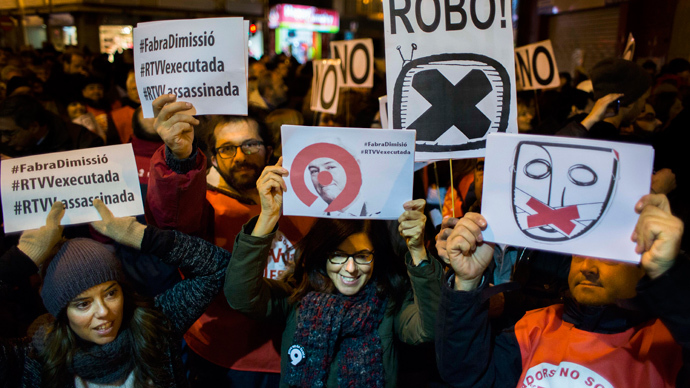 Employees of Spanish television station "Channel 9", part of Valencia broadcaster RTVV, hold a banner and placards during a protest in Valencia on November 30, 2013, following the closure of RTVV. (AFP Photo / Biel Alino)