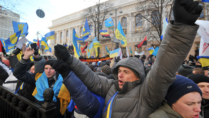 Protesters wave Ukrainian flags and shout slogans during a rally in front of the Ukrainian Parliament on December 3, 2013. (AFP Photo/Genya Savilov)