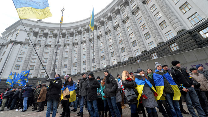 Pro-European protesters block the Ukrainian Cabinet of Ministers in Kiev on December 4, 2013.(AFP Photo / Sergei Supinsky)