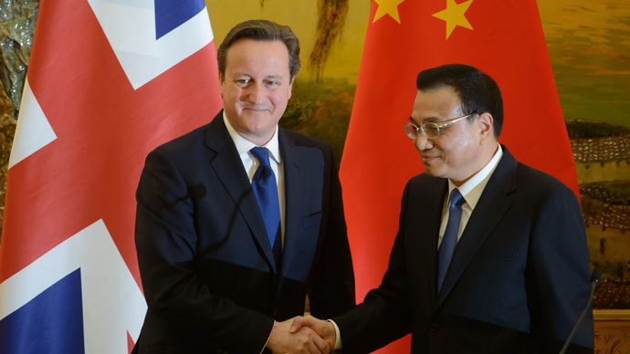 Britain's Prime Minister David Cameron (L) and China's Premier Li Keqiang shake hands after delivering statements at the Great Hall of the People in Beijing on December 2, 2013 (AFP Photo / Ed Jones)