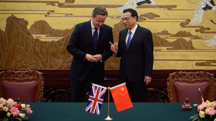 Britain's Prime Minister David Cameron (L) and China's Premier Li Keqiang arrive at a signing ceremony at the Great Hall of the People in Beijing December 2, 2013.(Reuters / Ed Jones)