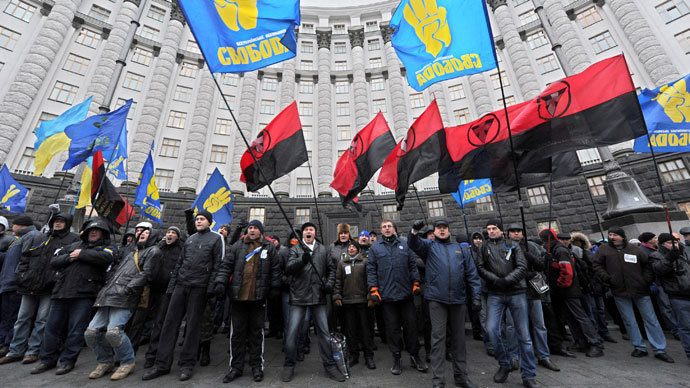 Pro-European demonstrators block the entrance of the Ukrainian ministers' Cabinet in Kiev on December 5, 2013.(AFP Photo / Viktor Drachev)