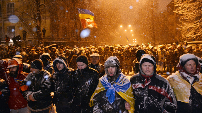 Pro-EU protesters face riot police in front of the government headquarters in Kiev on December 9, 2013. (AFP Photo/Sergei Supinsky)