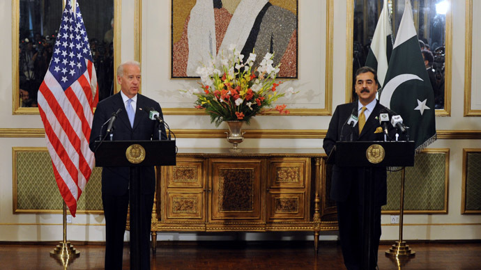 US Vice President Joe Biden (L) speaks in front of a portrait of slain Pakistani former premier Benazir Bhutto, during a joint press conference with Pakistan's Prime Minister Yousuf Raza Gilani (R) in Islamabad on January 12, 2011. (AFP Photo)