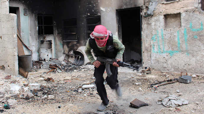 A Free Syrian Army fighter runs to avoid snipers loyal to Syria's President Bashar al-Assad in old Aleppo (Reuters / Mahmoud Hebbo)