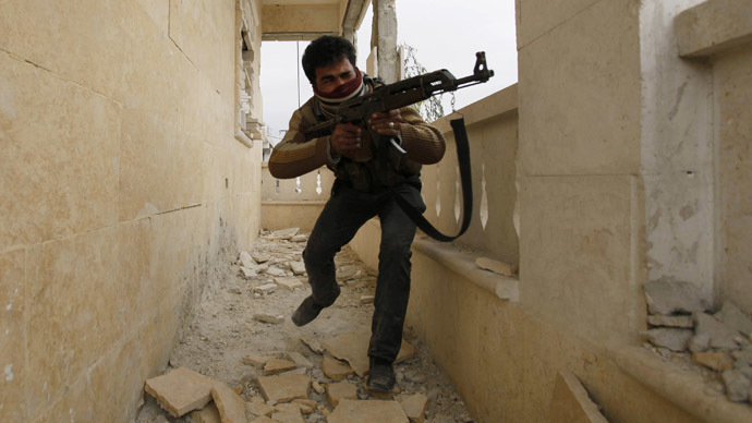 A Free Syrian Army fighter aims his weapon as he takes a position in Aleppo's Sheikh Saeed neighbourhood December 4, 2013. (Reuters/Molhem Barakat)