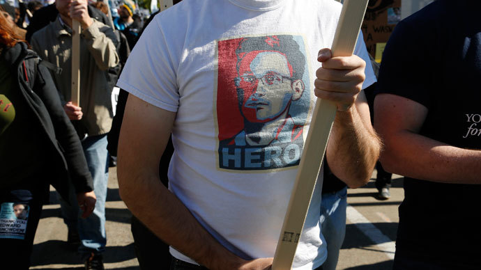 A demonstrator wears a T-shirt depicting former U.S. spy agency contractor Edward Snowden at the "Stop Watching Us: A Rally Against Mass Surveillance" in Washington, October 26, 2013.(Reuters / Jonathan Ernst)
