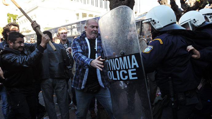 Angry farmers from southern Greek Crete island clash with police in front of the parliament on December 20, 2013.(AFP Photo / Louisa Gouliamaki)