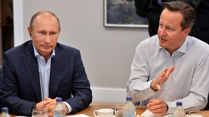 Russia's President Vladimir Putin (L) talks with Britain's Prime Minister David Cameron. (AFP Photo/Ben Stansall)