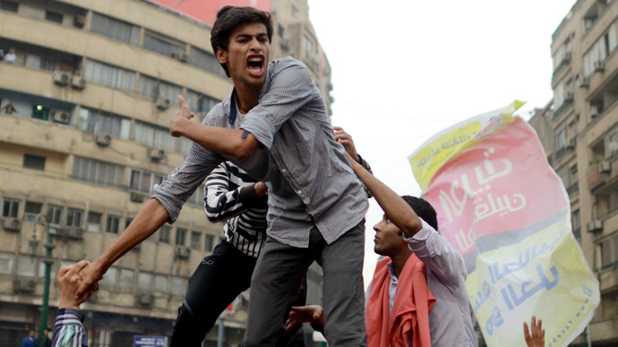 Cairo University's students backing ousted Islamist president Mohamed Morsi shout slogans during a demonstration against July's military "coup," in Tahrir square on December 1, 2013 in Cairo, Egypt. (AFP Photo)
