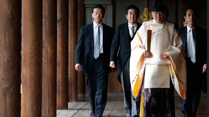 Japan's Prime Minister Shinzo Abe (2nd L) is led by a Shinto priest as he visits Yasukuni shrine in Tokyo December 26, 2013 (Reuters / Toru Hanai)