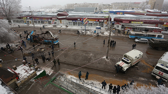 Agents of law enforcement and operative services work at the site of an explosion on a trolleybus near Kachinsky Market in Volgograd. (RIA Novosti)