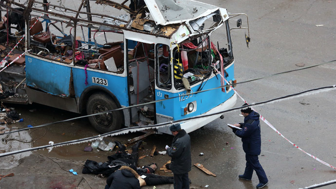 Agents of law enforcement and operative services work at the site of an explosion on a trolleybus near Kachinsky Market in Volgograd. (RIA Novosti)