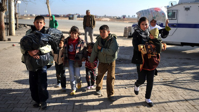 Newly arrived Syrian refugees cross the southern border gate of Akcakale on January 11, 2014 in Sanliurfa. (AFP Photo / Ozan Kose)