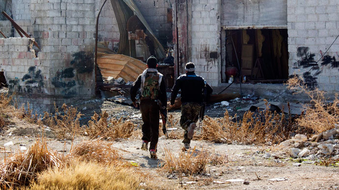Free Syrian Army fighters carry their weapons as they run for cover in Daraya, near Damascus January 15, 2014. (Reuters / Hussam Zeen)