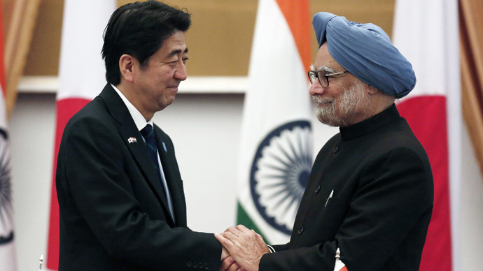 Japan's Prime Minister Shinzo Abe (L) and his Indian counterpart Manmohan Singh shake hands after addressing the media at Hyderabad House in New Delhi January 25, 2014. (Reuters/Adnan Abidi)