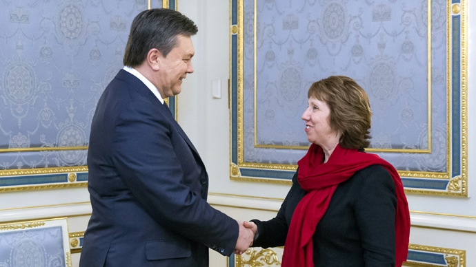 Ukrainian President Viktor Yanukovych (L) shakes hands with EU foreign policy chief Catherine Ashton prior to their meeting in Kiev on January 29, 2014. (AFP Photo / Presidential Press Service Pool / Andriy Mosienko)