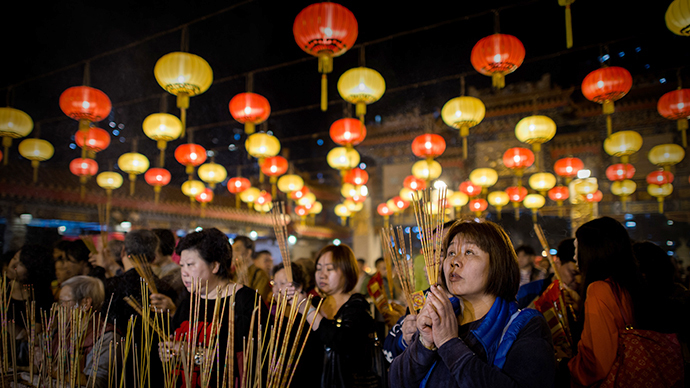 Worshippers burn incense and pray at the Wong Tai Sin Temple to welcome the Chinese New Year of the horse in Hong Kong on January 30, 2014. (AFP Photo / Philippe Lopez)