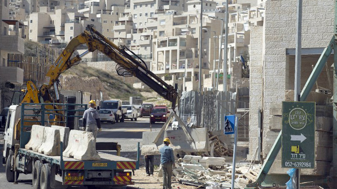 Labourers work at a housing construction site in the Israeli settlement of Har Homa in east Jerusalem on February 27, 2013. (AFP Photo / Menahem Kahana)