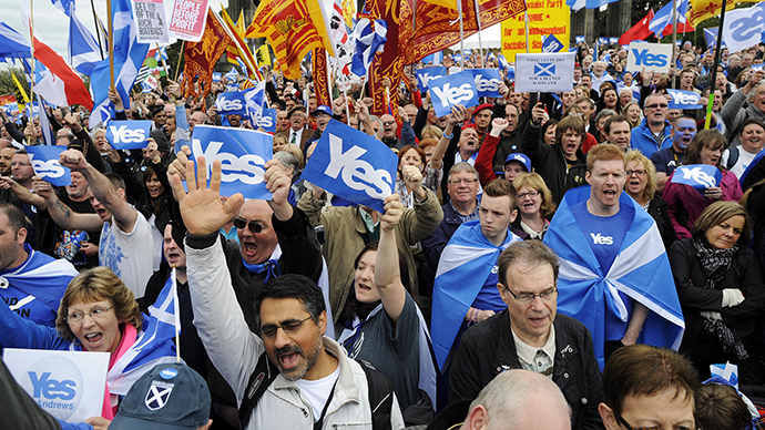 Pro-independence supporters as they gather for a rally in Edinburgh on September 21, 2013. (AFP Photo / Andy Buchanan)