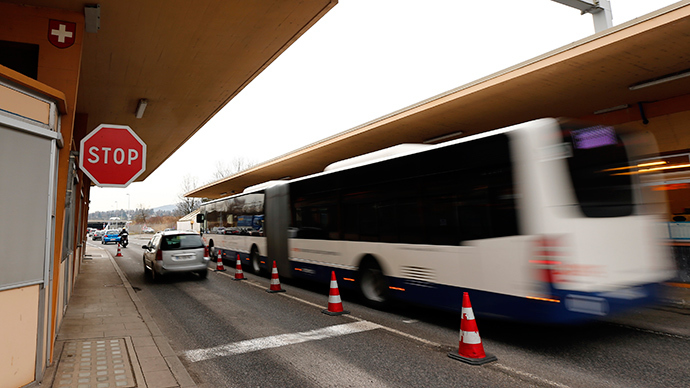 Vehicles drive through the Swiss French border with town of Ferney Voltaire in Le Grand-Saconnex near Geneva (Reuters / Denis Balibouse)