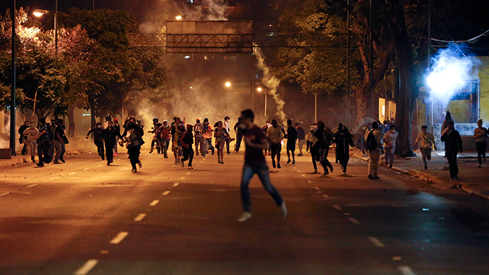 Anti-government demonstrators run from tear gas during clashes with riot police at Altamira Square in Caracas February 24, 2014 (Reuters / Carlos Garcia Rawllins)