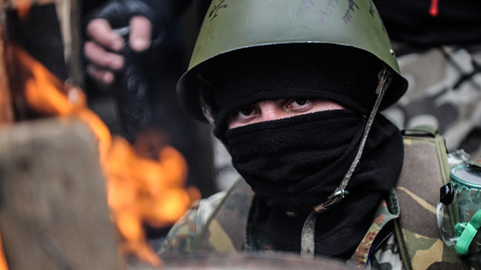 An anti-government protestor waits in front of a parliamentary building in Kiev on February 25, 2014 (AFP Photo / Bulent Kilic)