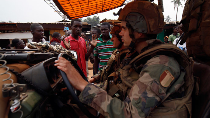 Angry young men complain to French soldiers on patrol in the pro-Christian area of Bangui February 15, 2014.(Reuters / Luc Gnago)