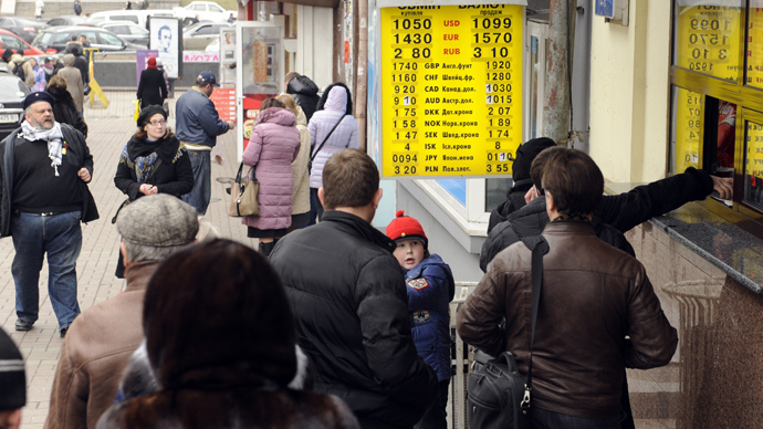 People queue at an exchange counter in central Kiev on February 28, 2014 (AFP Photo)