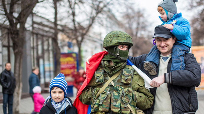 Simferopol residents pose a photograph with soldiers. (RIA Novosti/Andrey Stenin)