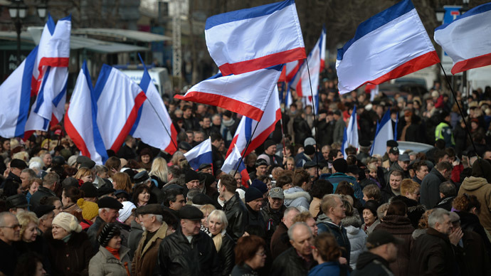 People gather at a pro Russian rally in Simferopol's Lenin Square on March 9, 2014. (AFP Photo)