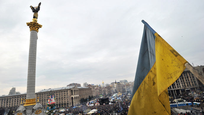 A Ukrainian flag flies over Independence Square in central Kiev (AFP Photo / Genya Savilov)
