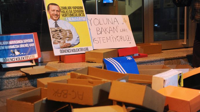 Shoe boxes thrown by protestors remain outside the entrance of a Halkbank bank branch in the Besiktas district of Istanbul during a demonstration march against corruption on December 19, 2013.( AFP Photo / Ozan Kose)