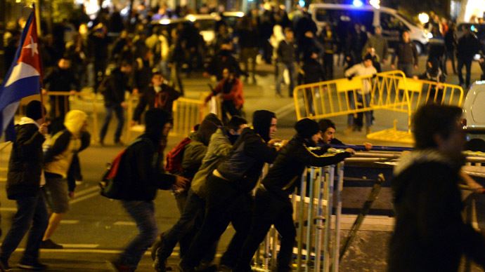 Demonstrators set up barricades during clashes with anti-riot police at the end of a march dubbed "the Marches for Dignity 22-M" to protest against austerity in Madrid on March 22, 2014. (AFP Photo)