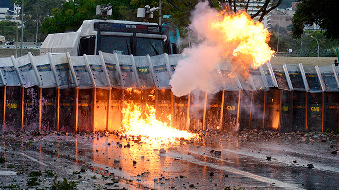 Riot policemen confront demonstrators during an anti-government protest in Caracas (AFP Photo / Leo Ramirez)