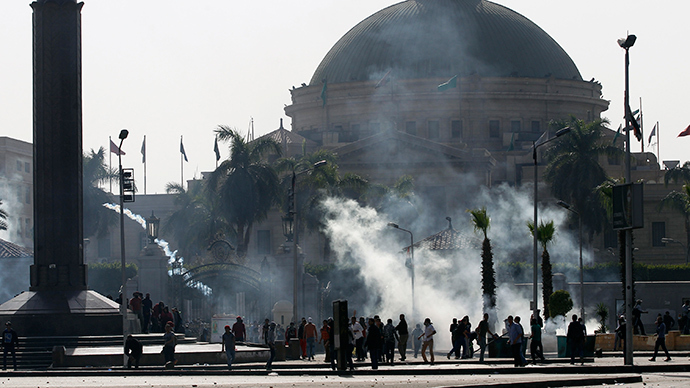 Students who are supporters of the Muslim Brotherhood and ousted President Mohamed Mursi run from tear gas released by riot police during clashes outside Cairo University March 26, 2014 (Reuters / Amr Abdallah Dalsh)