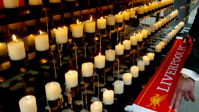 A Liverpool scarf is placed next to candles during a ceremony on the Kop terrace at Anfield stadium to mark the 15th anniversary of the Hillsborough disaster, Liverpool, April 15, 2004. (Reuters / Darren Staples MR / DBP)