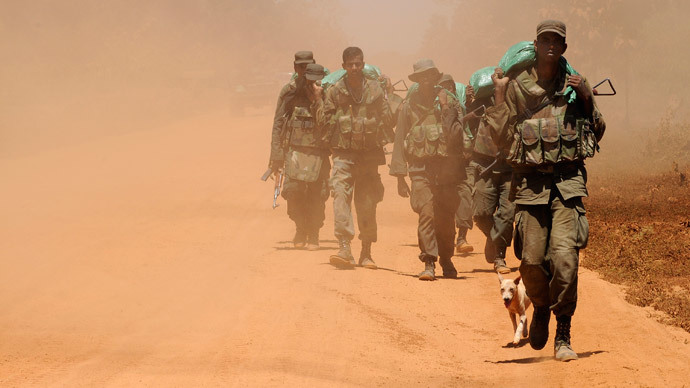 Sri Lankan soldiers walk on a road in the Puthukkudiyirippu area, where fighting between the Sri Lanka army and the Liberation Tamil Tigers Eelam (LTTE) has taken place, in northeast Sri Lanka February 28, 2009.(Reuters / Stringer)