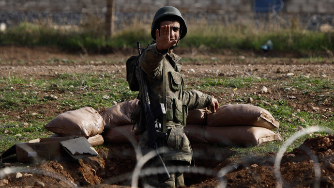 A Turkish soldier asks members of the media to move back at the Turkish border town of Ceylanpinar, Sanliurfa province.(Reuters / Amr Abdallah Dalsh)