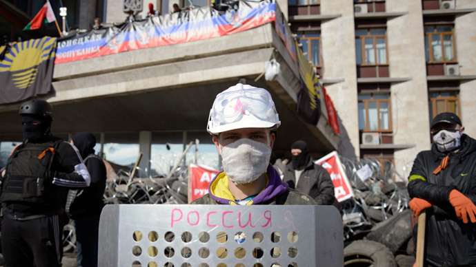 Pro-Russian protesters gather at a barricade outside a regional government building in Donetsk, April 8, 2014.(Reuters / Maks Levin)