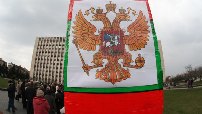 Russian state emblem is set on the symbolic border's pillar in front of regional state administrative building in eastern Ukrainian city of Donetsk on April 9, 2014. (AFP Photo / Alexander Khudoteply)